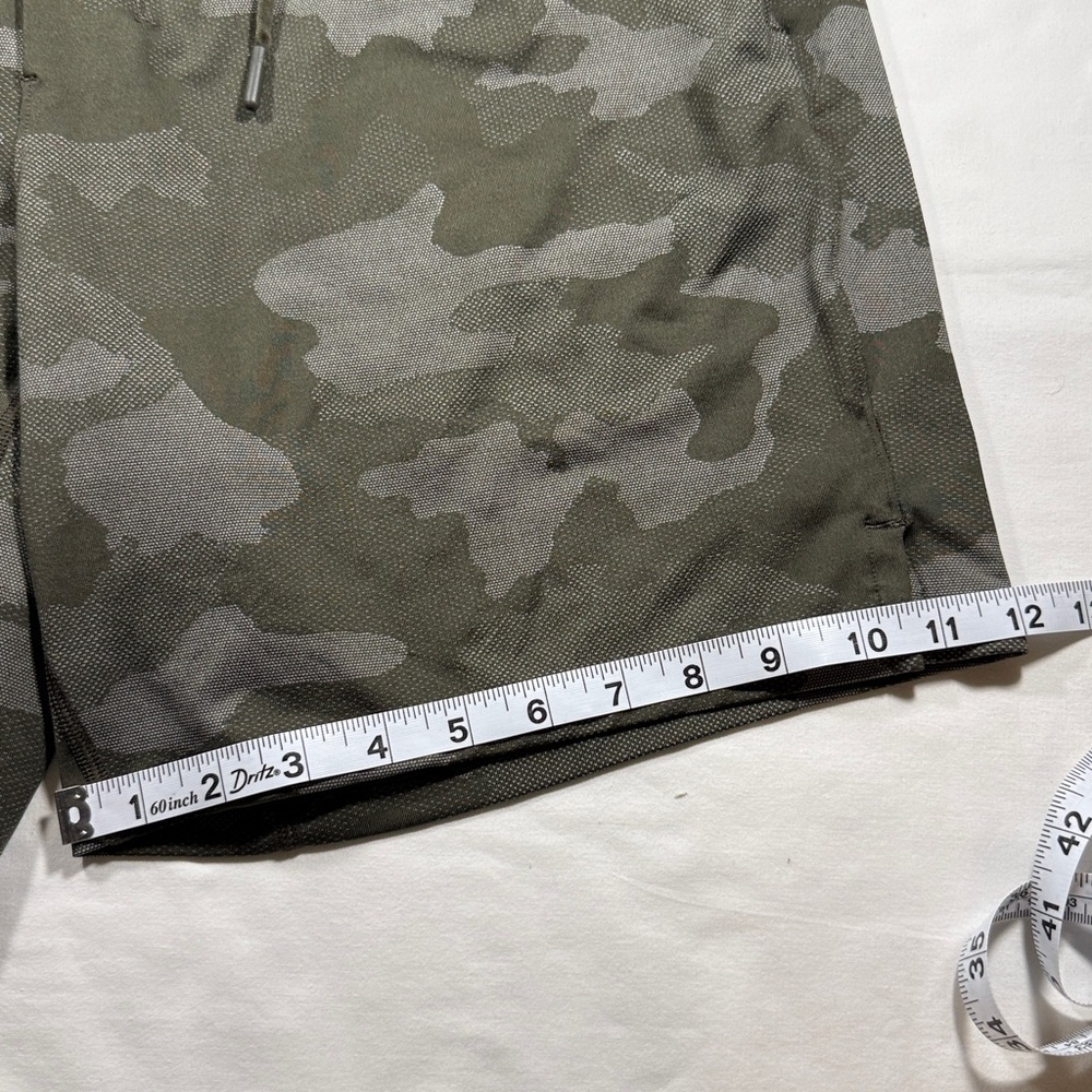 lululemon athletica Men's Green Camouflage Athletic Shorts - Picture 6 of 7